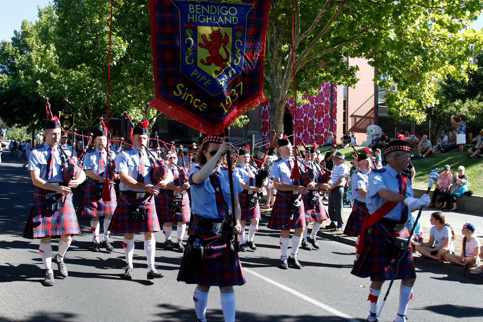 Bendigo Highland Pipe Band performing